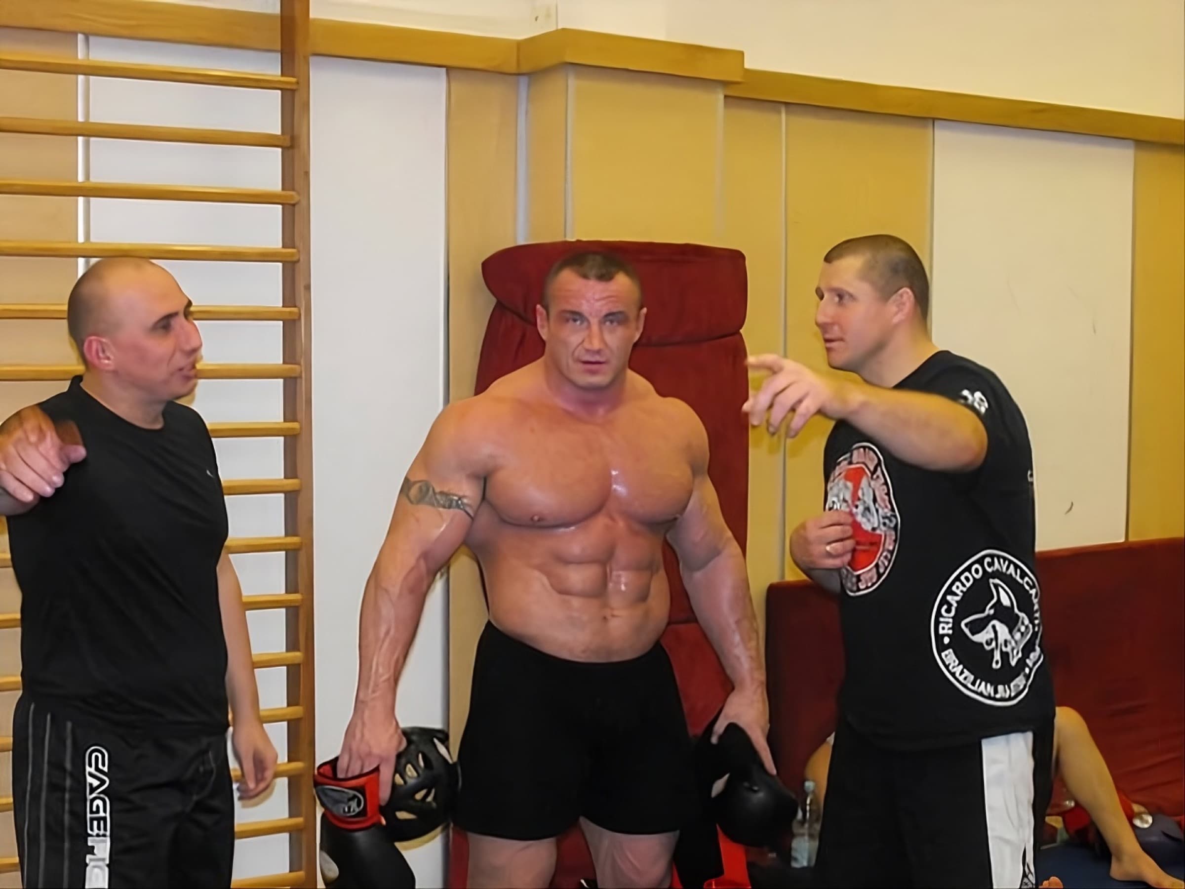 Mariusz Pudzianowski na treningu, obok Mirosław Okniński tłumaczący technikę