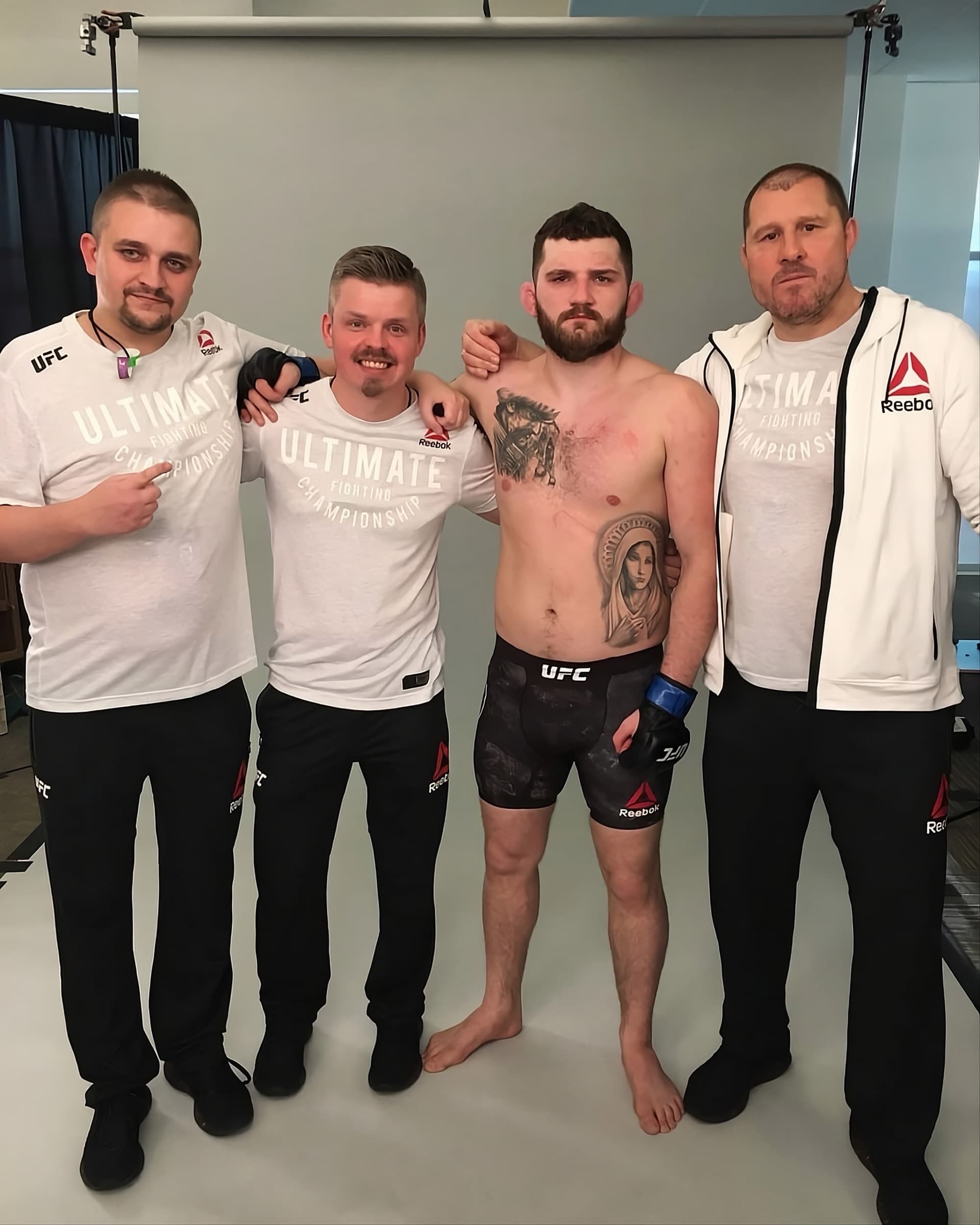 Michał Oleksiejczuk z narożnikiem na zapleczu gali UFC, obok Mirosław Okniński