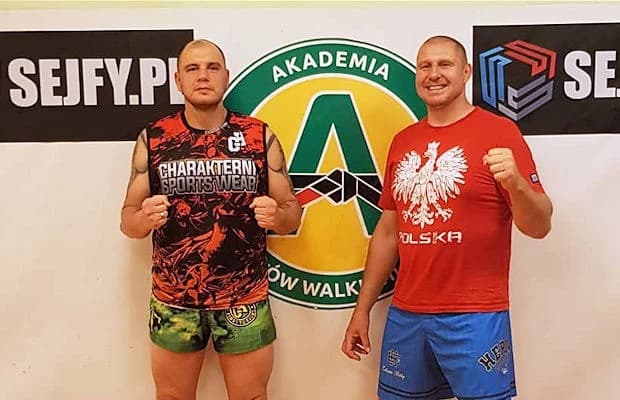 Tomasz Sarara i Mirosław Okniński przed banerem Akademii Sportów Walki