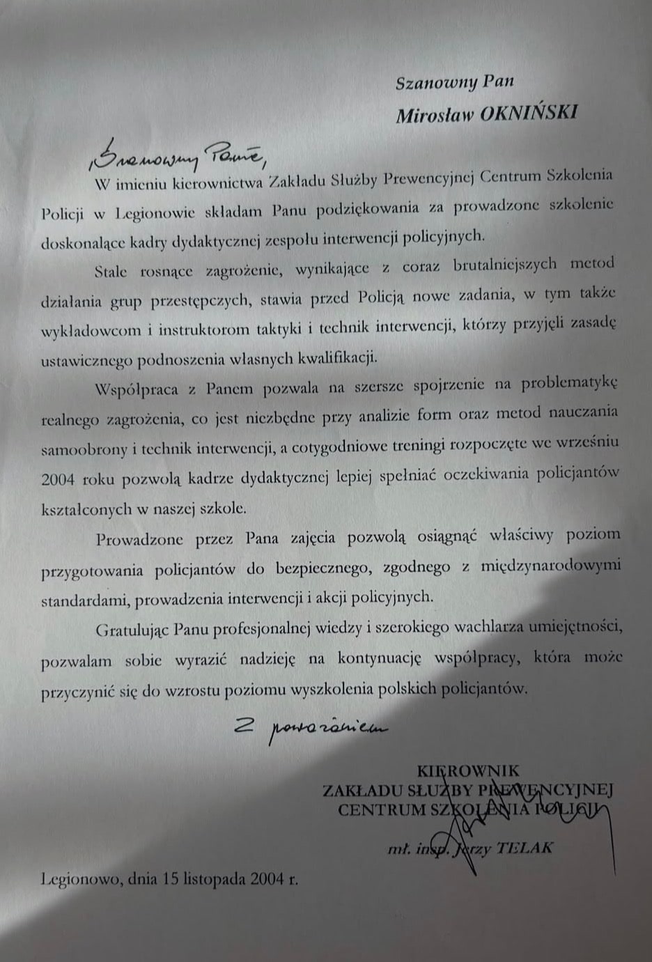 List z podziękowaniem dla Mirosława Oknińskiego od kierownika Zakładu Służby Prewencyjnej Centrum Szkolenia Policji w Legionowie, mł. insp. Jerzego Telaka, datowany 15 listopada 2004. Podziękowanie za szkolenie doskonalące kadry dydaktycznej zespołu interwencji policyjnych i cotygodniowe treningi rozpoczęte we wrześniu 2004 roku.