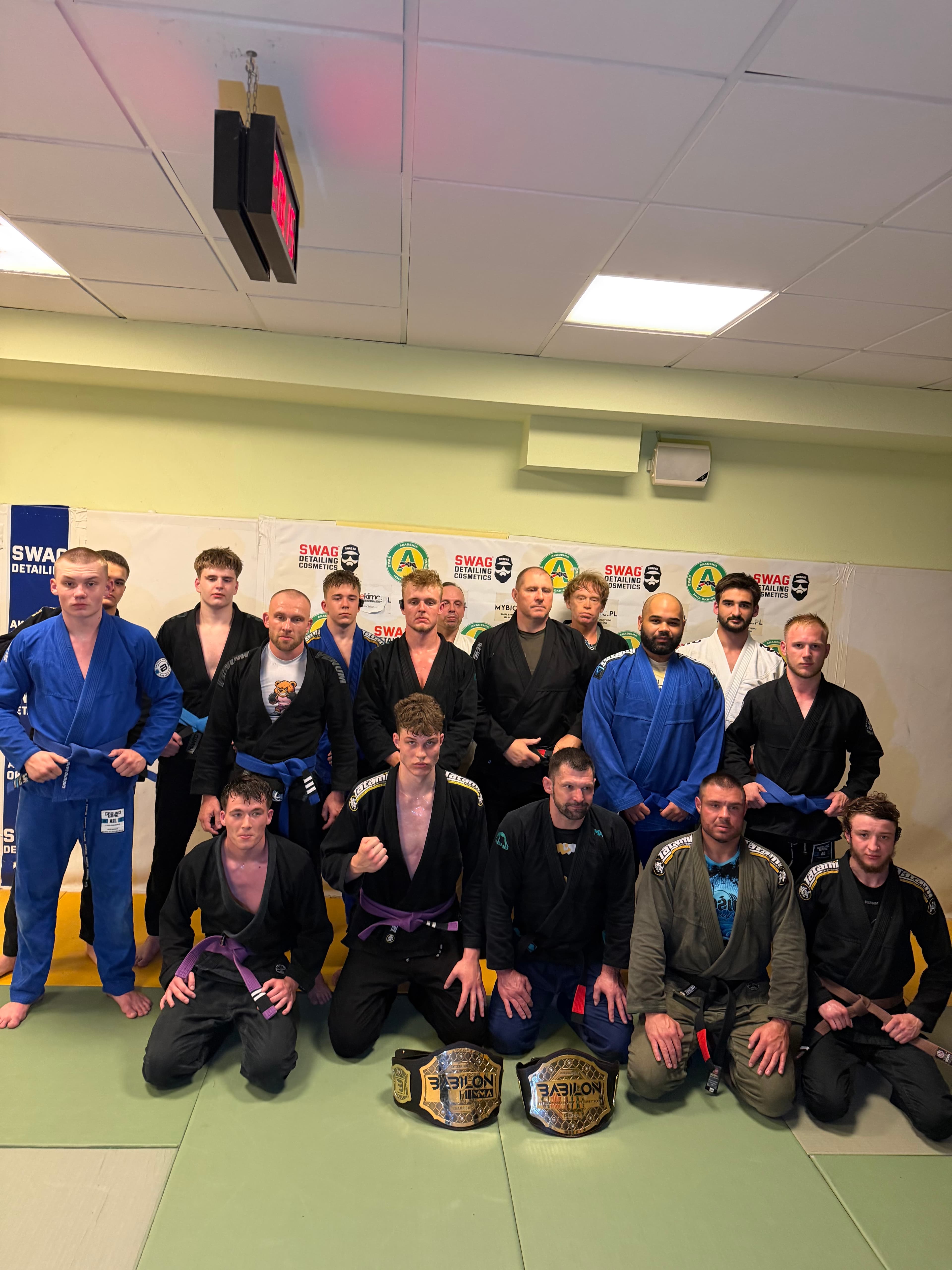 Pełna grupa treningowa BJJ Akademii na macie