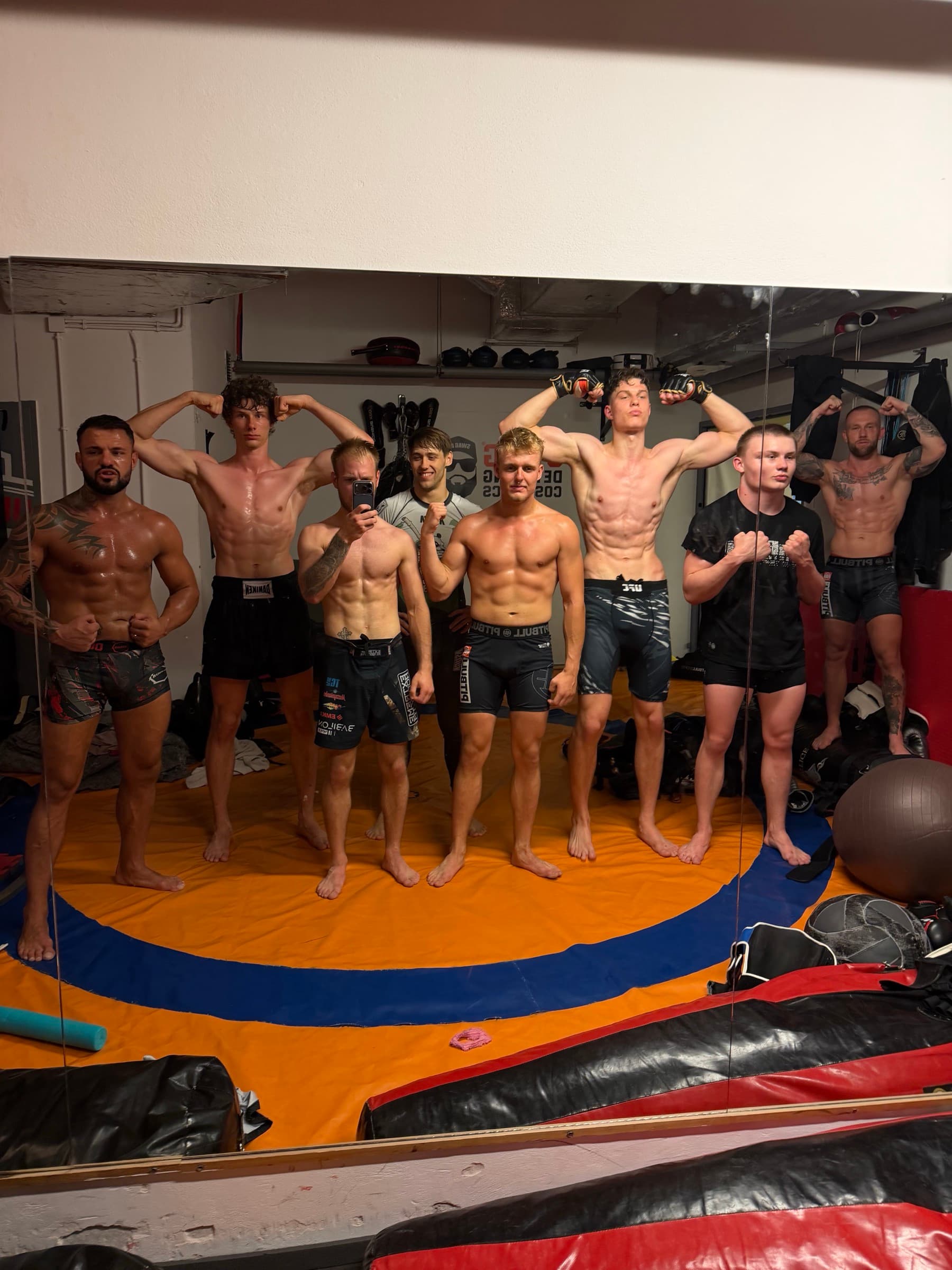 Grupa MMA Akademii na sali treningowej