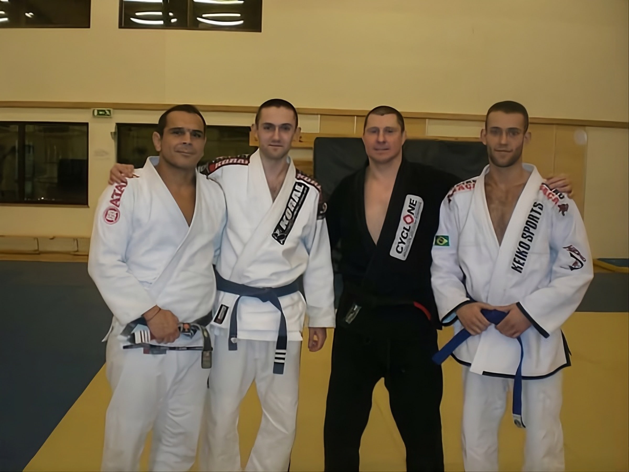 Grupa w gi po treningu brazylijskiego jiu-jitsu, wśród nich Mirosław Okniński w czarnym gi