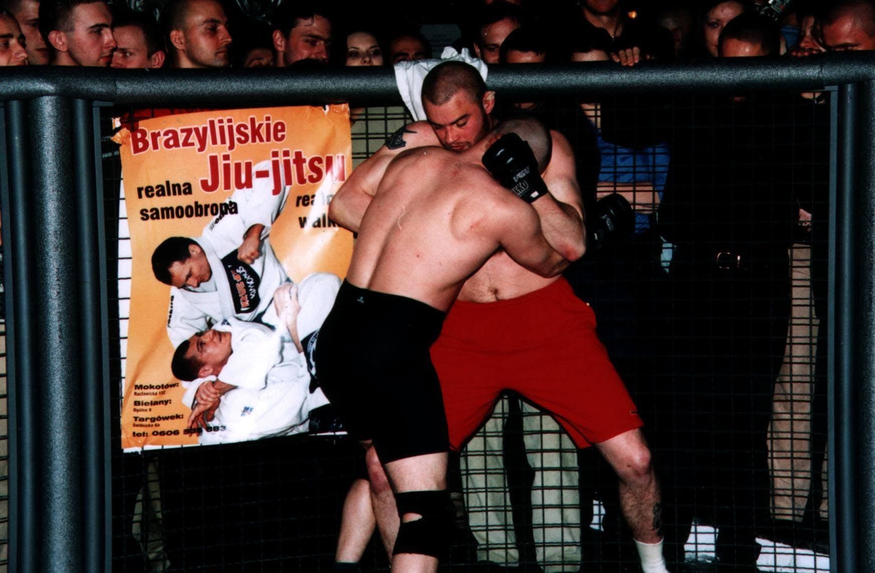 Archiwalne ujęcie z pierwszych walk MMA w klatce