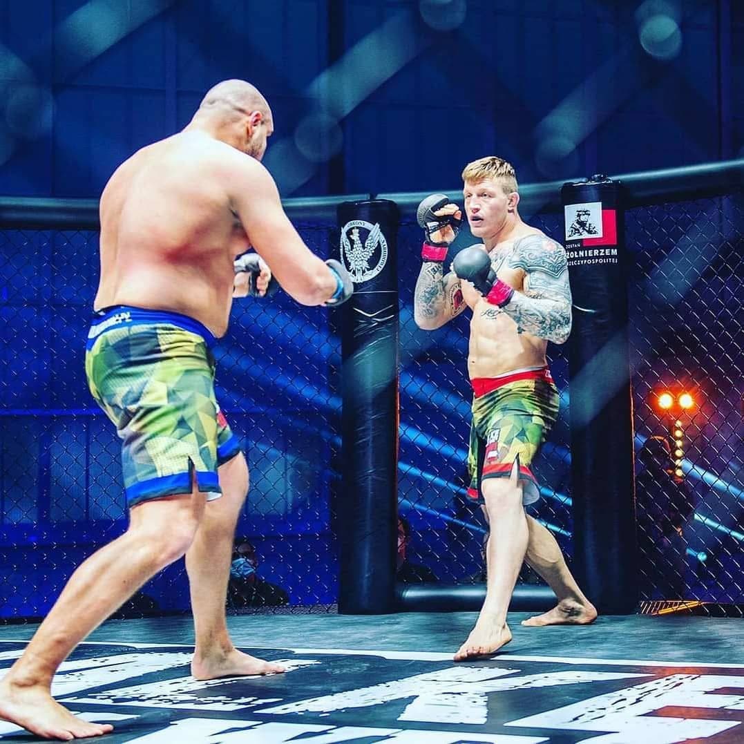 Adam Okniński podczas zawodowej walki MMA