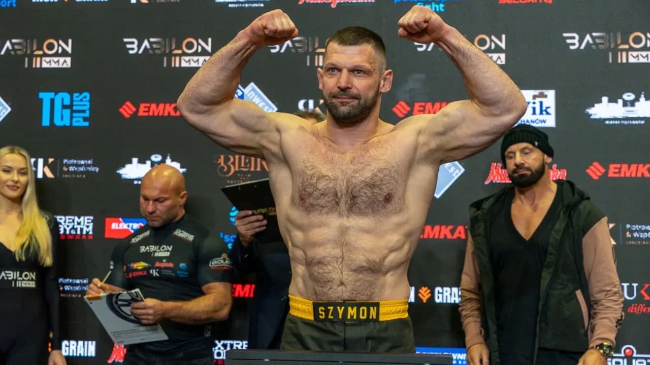 Szymon Kołecki podczas walki w klatce